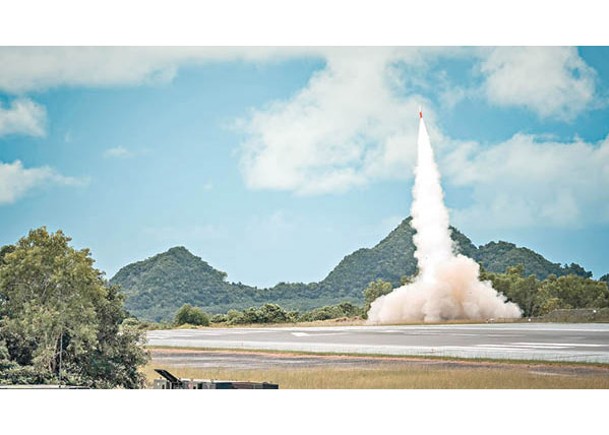 美軍在帛琉發射愛國者防空導彈。