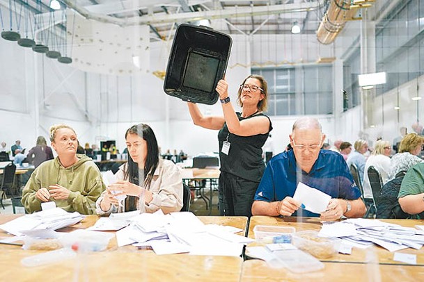 塞爾比和安斯蒂選區工作人員點算選票。