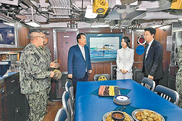 南韓總統尹錫悅（右三）與夫人金建希（右二）視察美國戰略核潛艇肯塔基號內部。