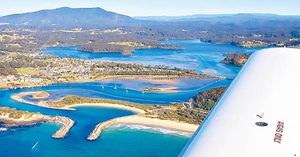 維爾容駕駛飛機鳥瞰澳洲美景。