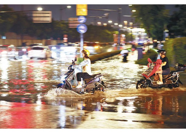 上海市連日暴雨，長寧區部分路段積水。（中新社圖片）
