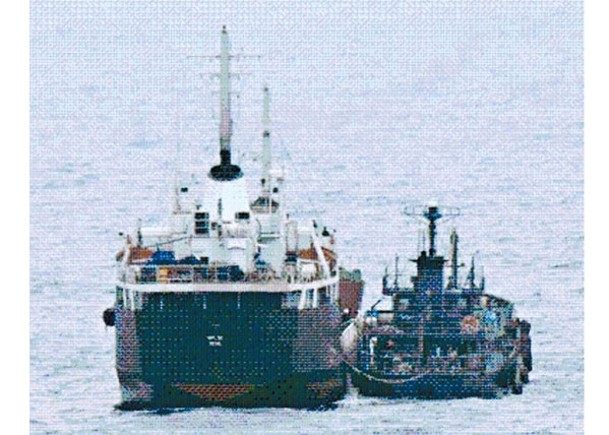 北韓油輪（左）在東海進行「船對船」走私活動。