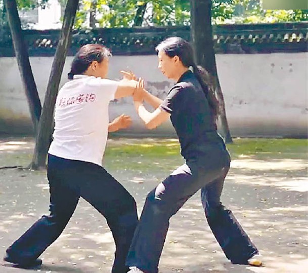 李靈慧（右）跟隨母親（左）學習太極拳。