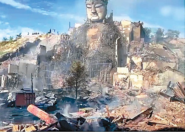 佛像前方建築房屋燒毀。