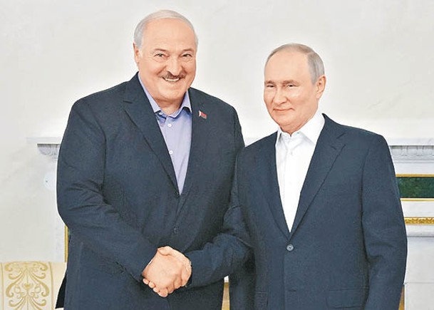 盧卡申科（左）與普京（右）在聖彼得堡會晤。