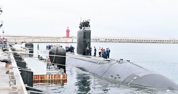 安納波利斯號駛入濟州島海軍基地補給。