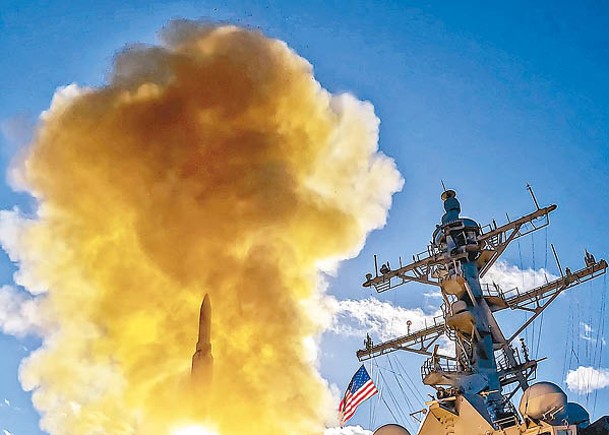 美國神盾艦佩拉爾塔號在珊瑚海演習並發射導彈。