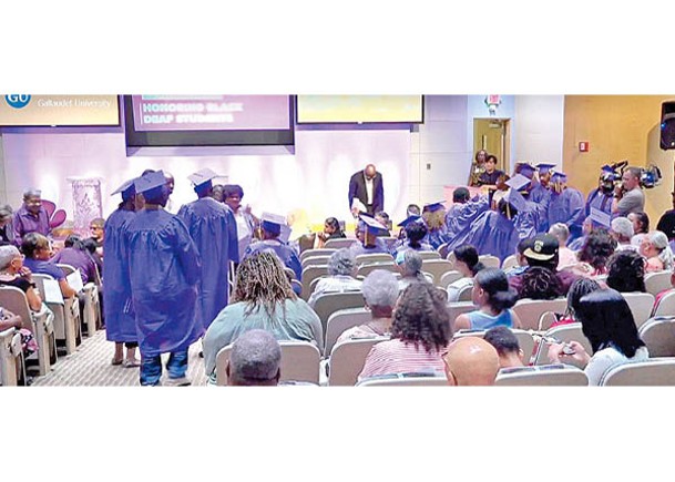 70年前讀高中遭歧視  聾啞黑人獲畢業證