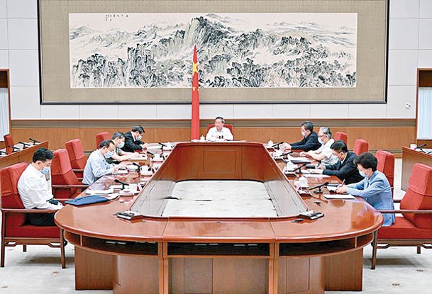 秦剛（左一）上月出席國務院第二次專題學習，被指無精打采。