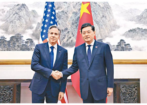 布林肯（左）上月在北京與秦剛（右）舉行會談。