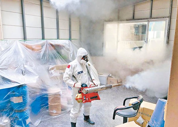 台南市展開針對登革熱的化學防治作業。