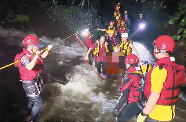 台灣：花蓮縣救援人員把死者遺體送落山。