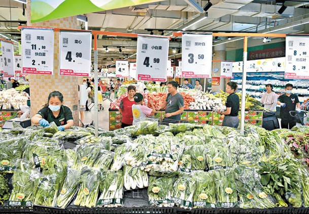 福建：福建省福州市超市提前備足蔬菜等民生商品。（中新社圖片）