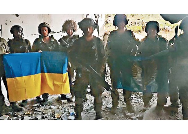 奪回舊馬約爾斯克村的士兵展示烏克蘭國旗。