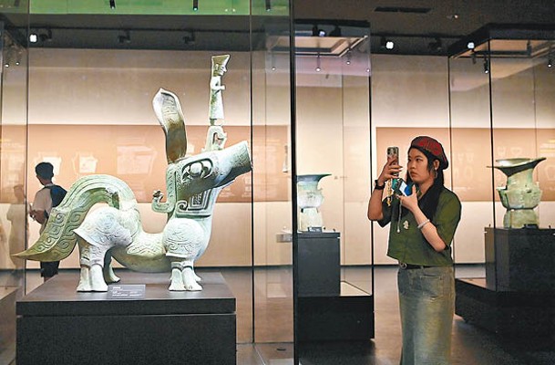 三星堆博物館新館展出的青銅神獸文物。（中新社圖片）