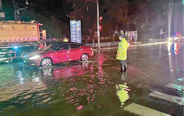 北京在晚上已經下起暴雨。