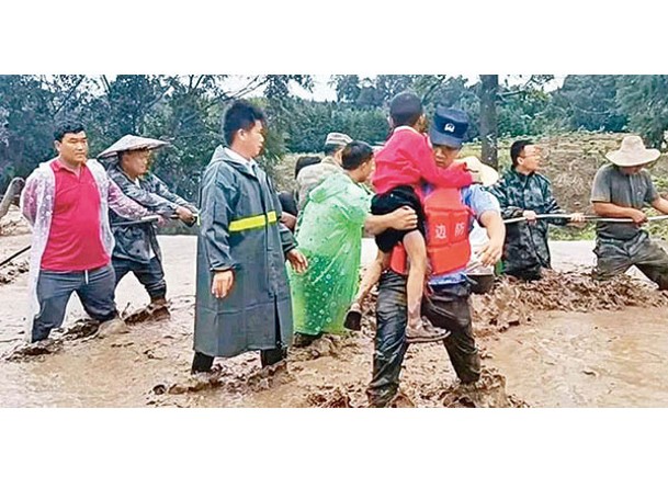 雲南省德宏州盈江縣因暴雨引發洪災和山泥傾瀉，救援人員到場撤走災民。