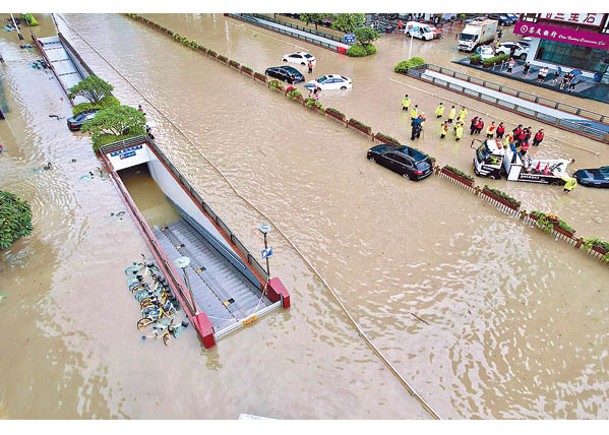 颱風登陸，福建福州發生大水浸。