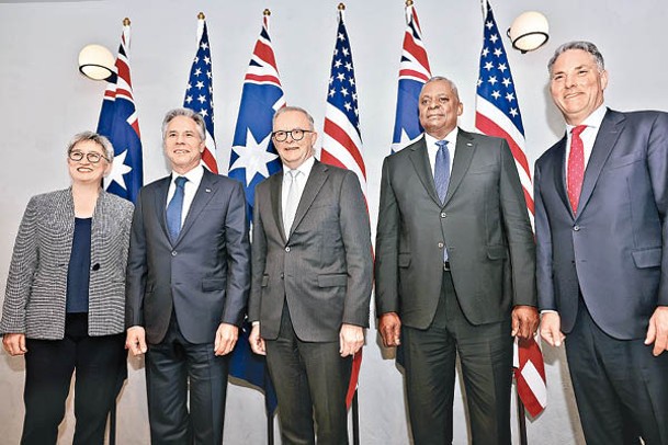 （左起）澳洲外長黃英賢、美國國務卿布林肯、澳洲總理阿爾巴內塞、美國防長奧斯汀及澳洲防長馬爾斯會面。