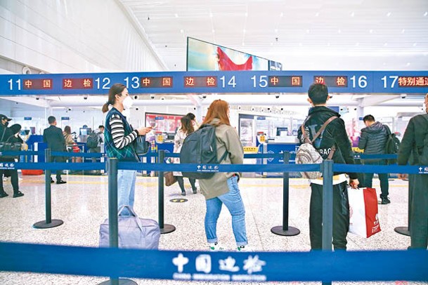 廣州白雲國際機場客流回升。（中新社圖片）