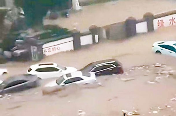 門頭溝區洪水沖走大量汽車。
