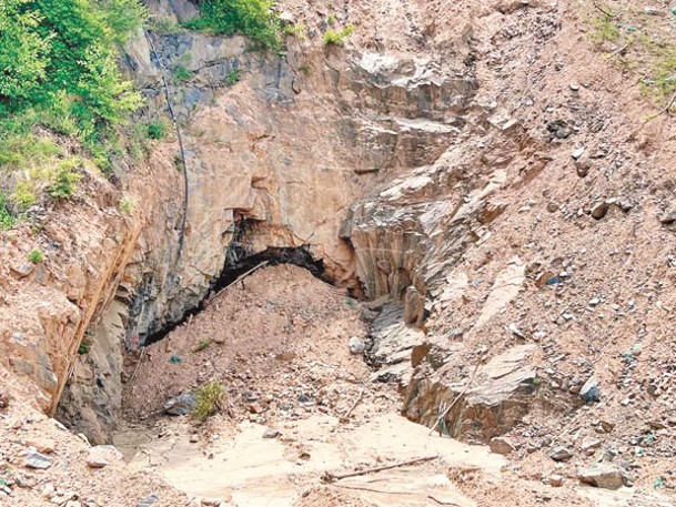 鐵礦礦洞洞口被封。