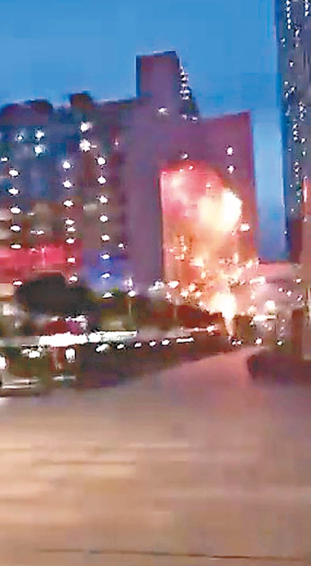烏克蘭無人機擊中莫斯科建築物產生爆炸。