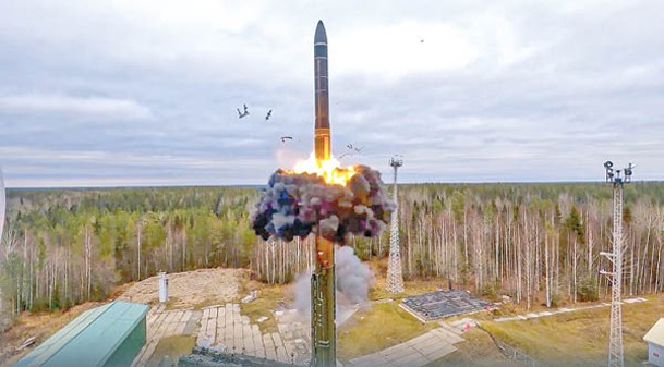 俄羅斯多次因烏克蘭戰爭而威脅使用核武；圖為俄羅斯發射洲際彈道導彈。