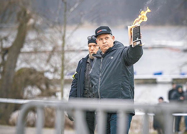 極右分子在土耳其駐瑞典大使館外焚燒回教《可蘭經》。（Getty Images圖片）