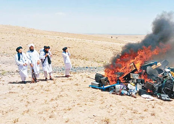 阿富汗宗教警察焚燒樂器和音響設備。