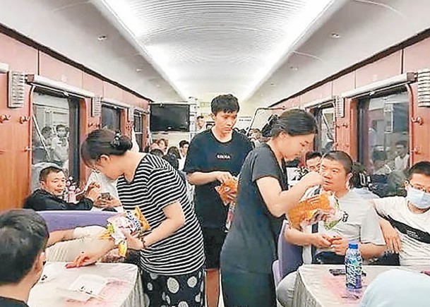 被困的列車乘客獲派發食物。