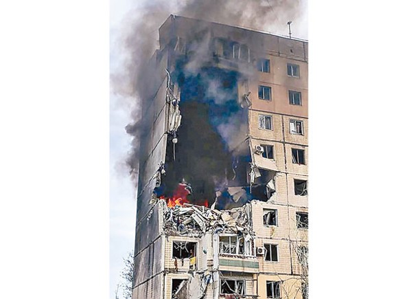 有建築物遭導彈擊中起火。