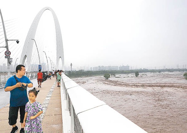 北京市永定河開閘洩洪。（中新社圖片）