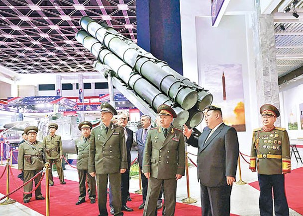 北韓領袖金正恩（右二）早前帶領俄防長紹伊古（右三）參觀武器展。