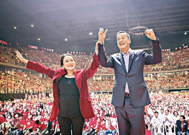 他信女兒貝東丹（左）與斯雷他（右）出席選舉活動。<br>（Getty Images圖片）