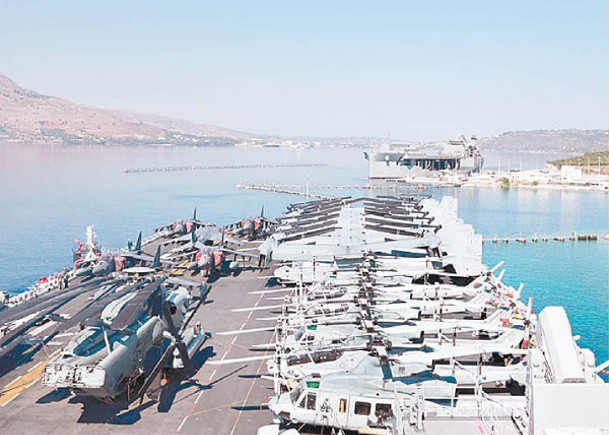 美國兩棲攻擊艦巴丹號停靠希臘蘇達灣。