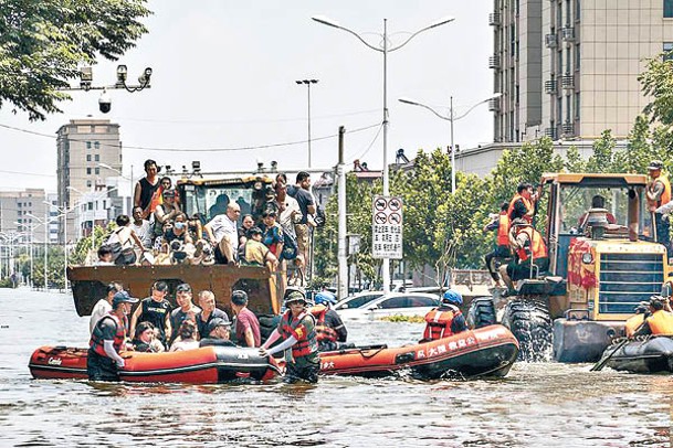 橡皮艇及剷車在洪災時成為衞輝市民交通工具。
