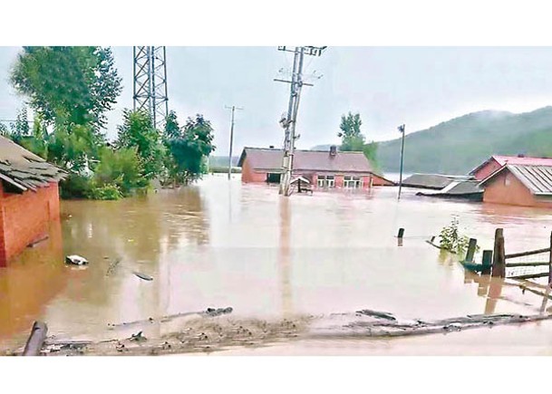 尚志市有房屋被淹至只見屋頂。