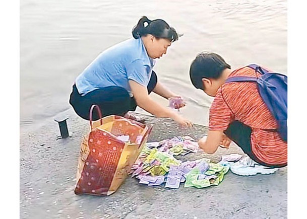 東莞市兩名女子準備將魚腐「放生」。