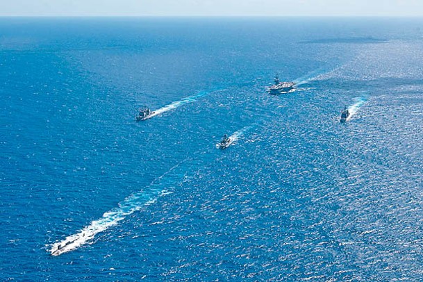 美國攻擊核潛艇北卡羅萊納號（左下）在印度洋參與「護身軍刀」演習。