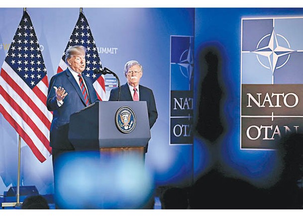 博爾頓（右）批評特朗普（左）外交政策反覆無常。（Getty Images圖片）