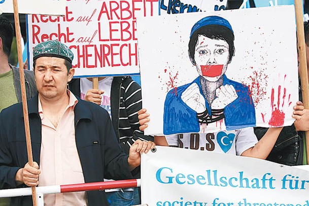 一批維吾爾人在中國駐德國柏林大使館外示威。