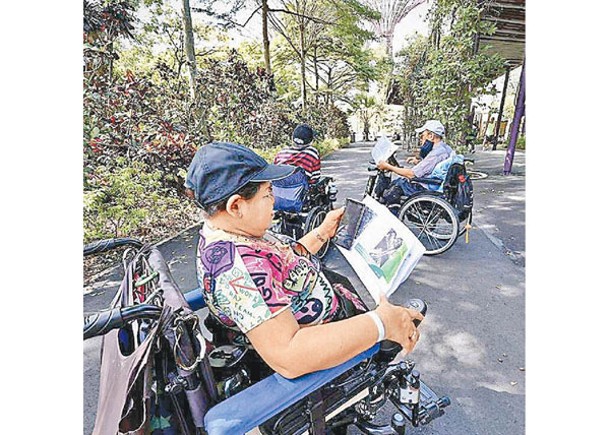輪椅使用者借助OneMap的新功能，前往指定地點。（新加坡《聯合早報》）