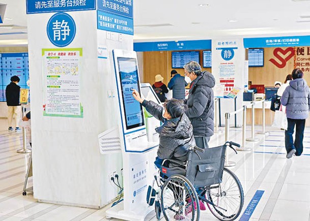 上海市的醫院日均處理門診數量恢復至疫情前水平。（中新社圖片）