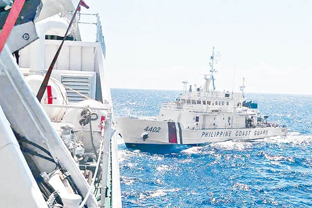 菲律賓巡邏船與中國海警船近距離相遇。