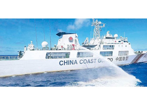 中國海警船向菲律賓巡邏船發射水炮。