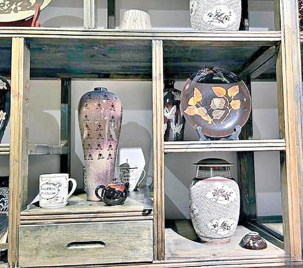 倉庫內存放大量吉州窰瓷器。（中新社圖片）