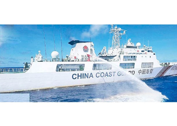 中國海警局稱發射水炮是避免碰撞。