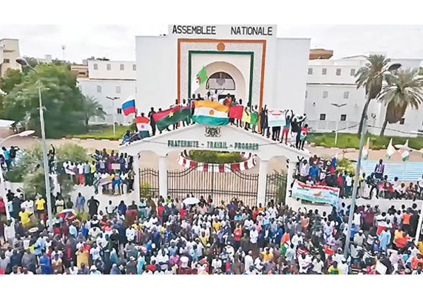 尼日爾大批示威者要求法國離開當地。