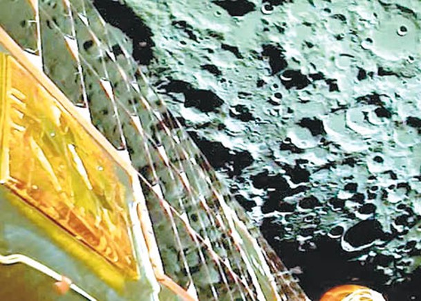 月船三號傳回首批月球照片，隕石坑清晰可見。